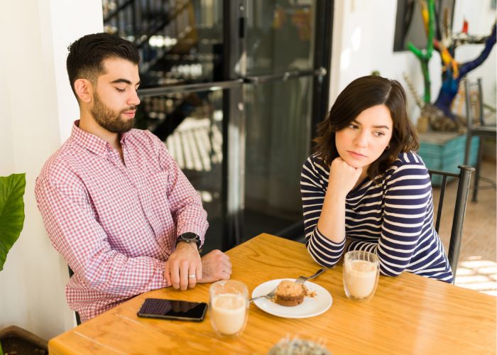 10 Relationship Boredom Signs and What to Do About Them