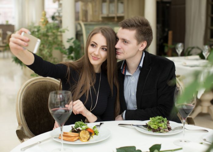 15 Best Photo Sharing Apps for Couples to Save Memories Privately