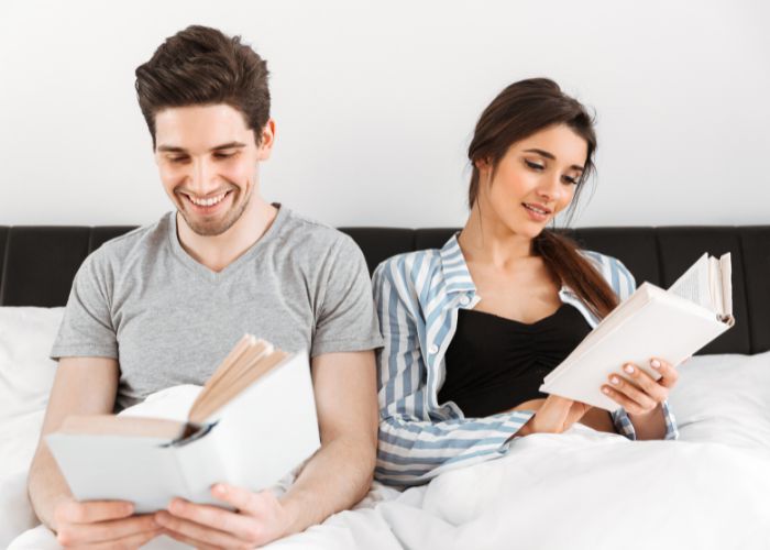 12 Cozy Books for Couples to Read Together on Quiet Evenings