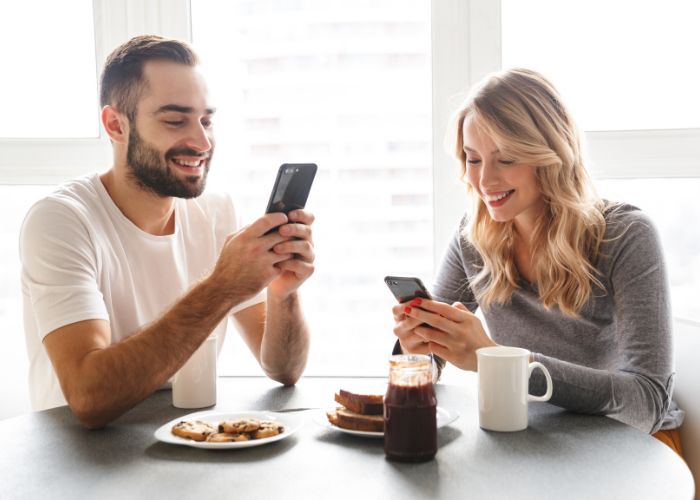 Coulpe Using Phone